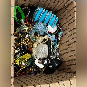 5+ pounds of junk jewelry   Some broken but a lot ✅
